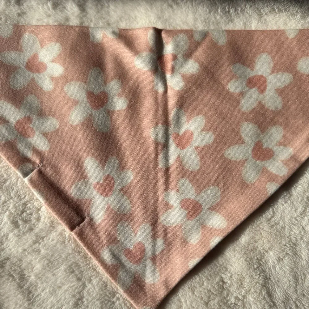 NWT Loic by Design Daisy Heart Pattern Dog Bandana for Valentine's Day, Pink, M